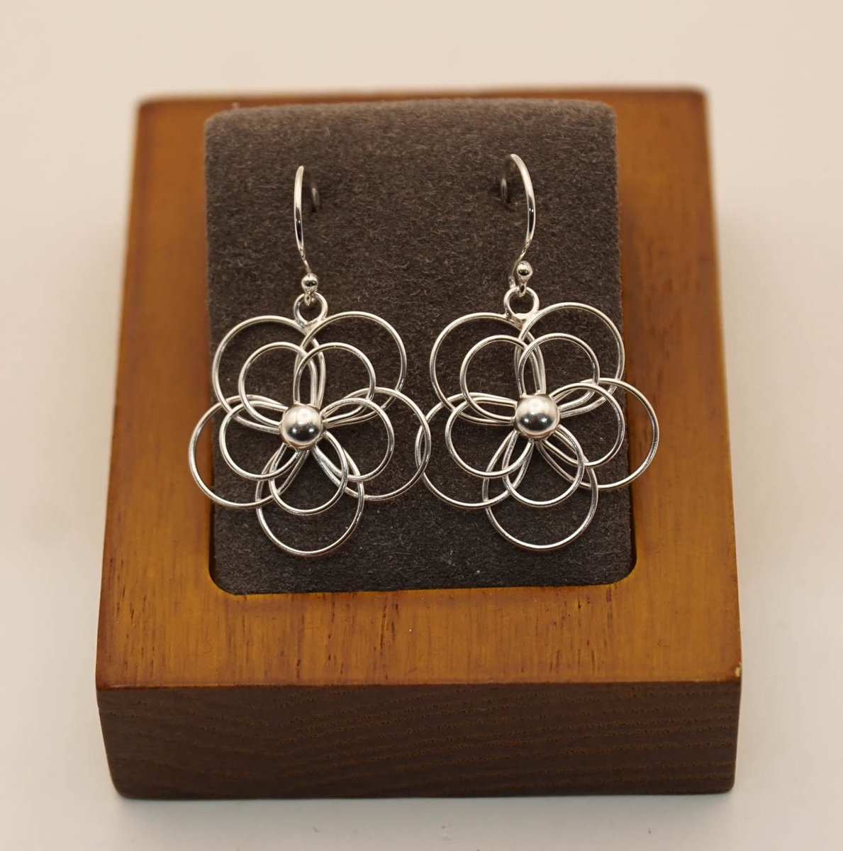 Sterling zilveren oorhangers grote bloemen - opengewerkte bloemen oorbellen van 925 zilver - zilveren oorbellen van een sierlijke bloem - vrouwelijke oorbellen - cadeau tip voor vrouwen