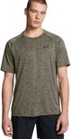 Man draagt een olijfgroen gemêleerd sportshirt van Under Armour met een zwart logo op de borst.