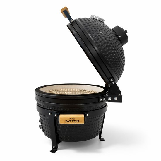 Openstaande zwarte Patton Kamado barbecue met grillrooster, houten handvatten en ventilatierooster.
