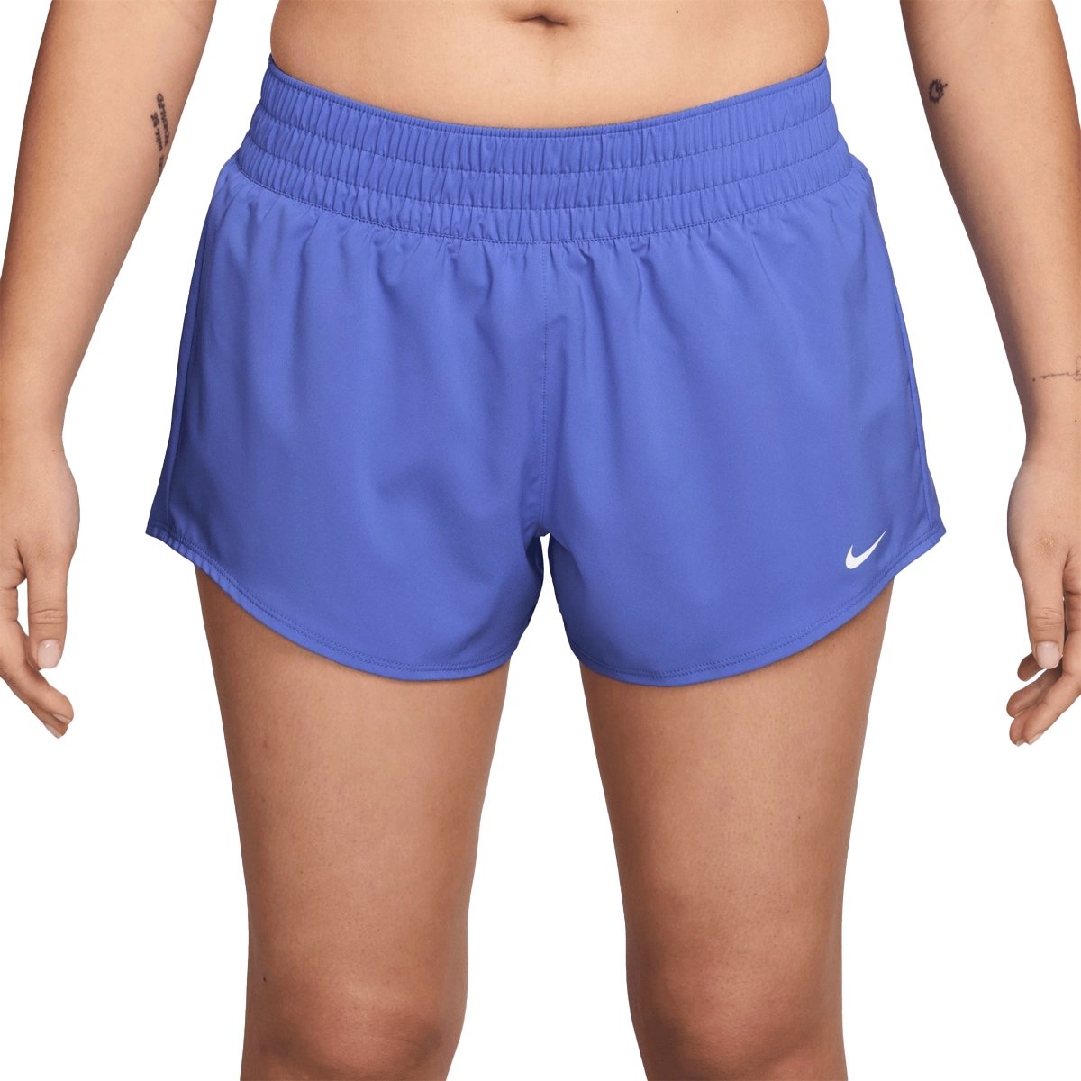 Nike one dri-fit mid-rise short in de kleur . Blauw