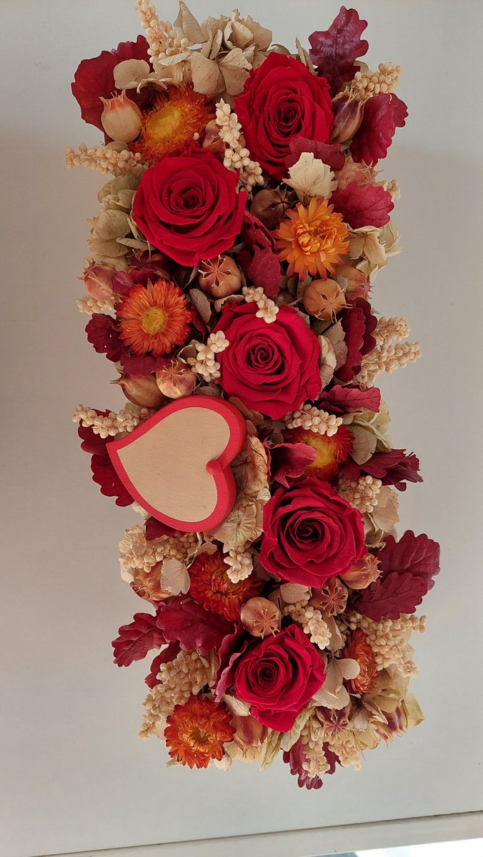 Eyecatcher speciale Valentijn bloemstuk van echt dieprood geconserveerde rozen, en diverse droogbloemen/ cadeau voor alle gelegenheid.