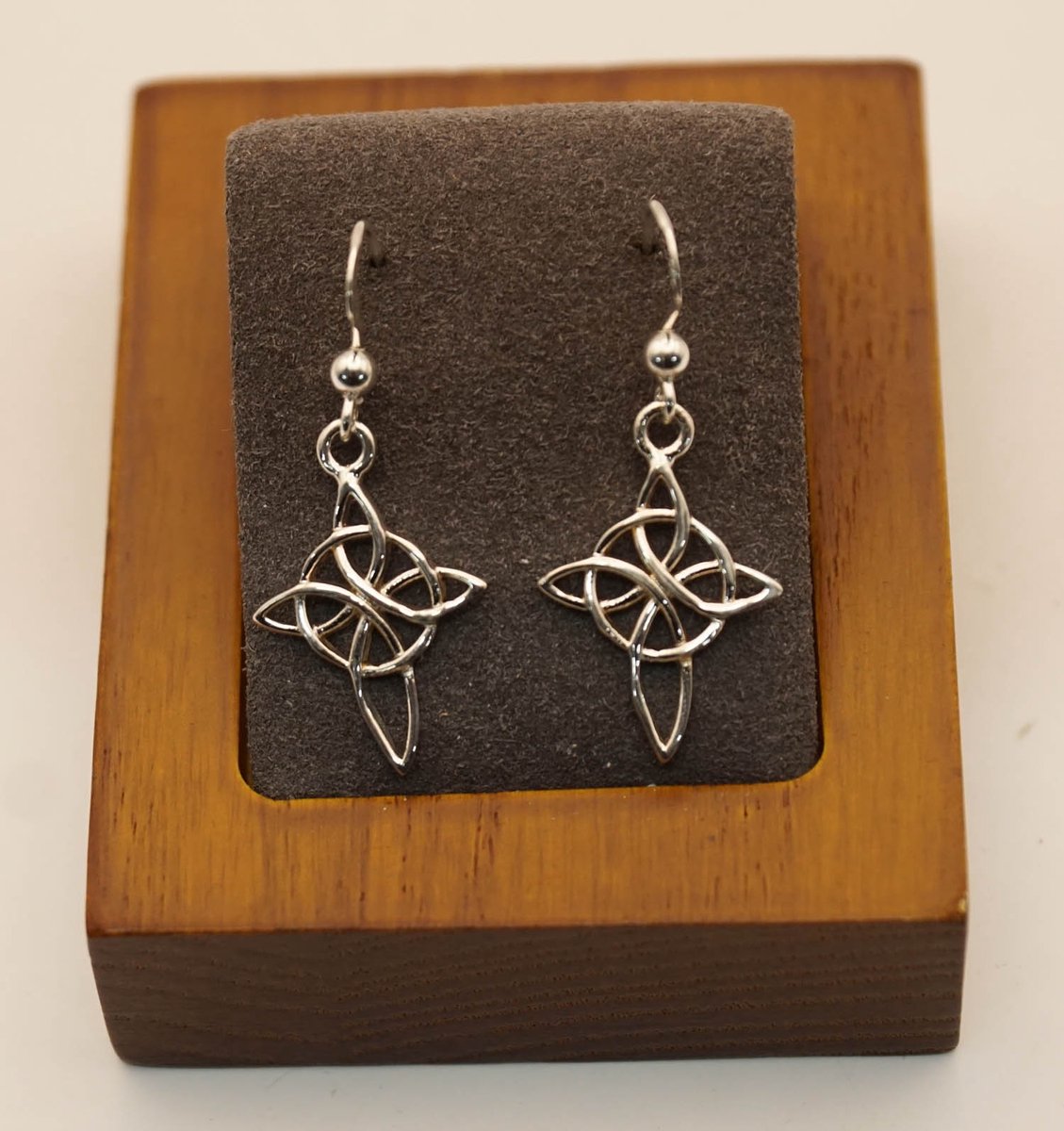 Zilveren geknoopte oorbellen - leuke oorbellen met een knoop - keltische oorbellen van 925 zilver - zilveren celtic oorhangers - sierlijke geknoopte oorhangers
