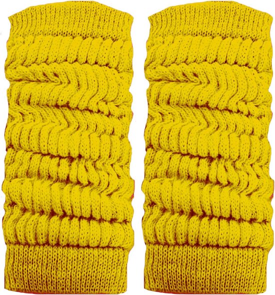 Gele gebreide beenwarmers met gerimpeld effect.