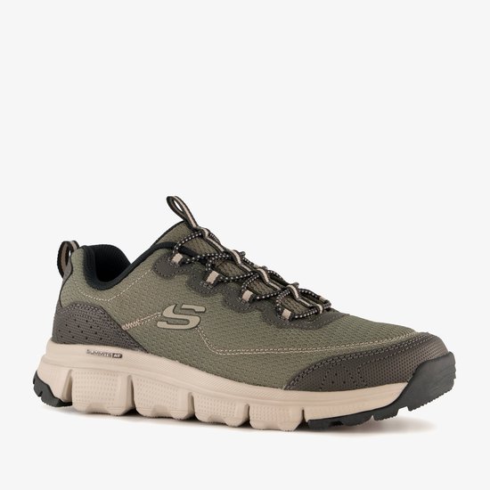 Zijkant van een groene Skechers wandelschoen met veters, beige zool, S-logo en 'SUMMITS AT'.