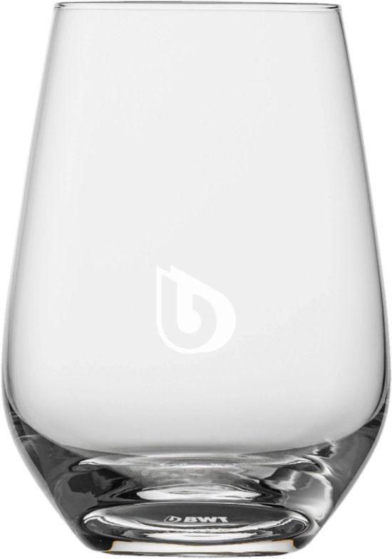 Verre haut et transparent avec un logo discret et le texte 'BWT' sur la base.