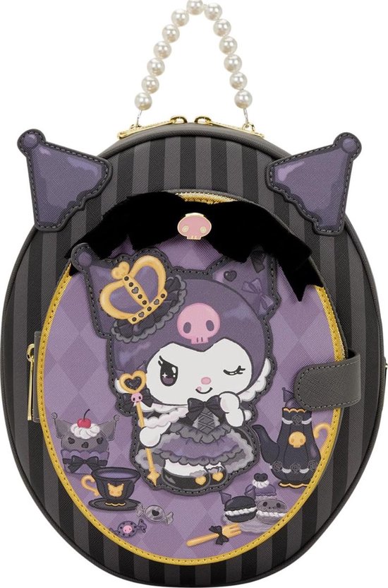 Zwarte ronde tas met grijze verticale strepen en oren, met een Kuromi-print op de voorkant en een parelketting handvat.