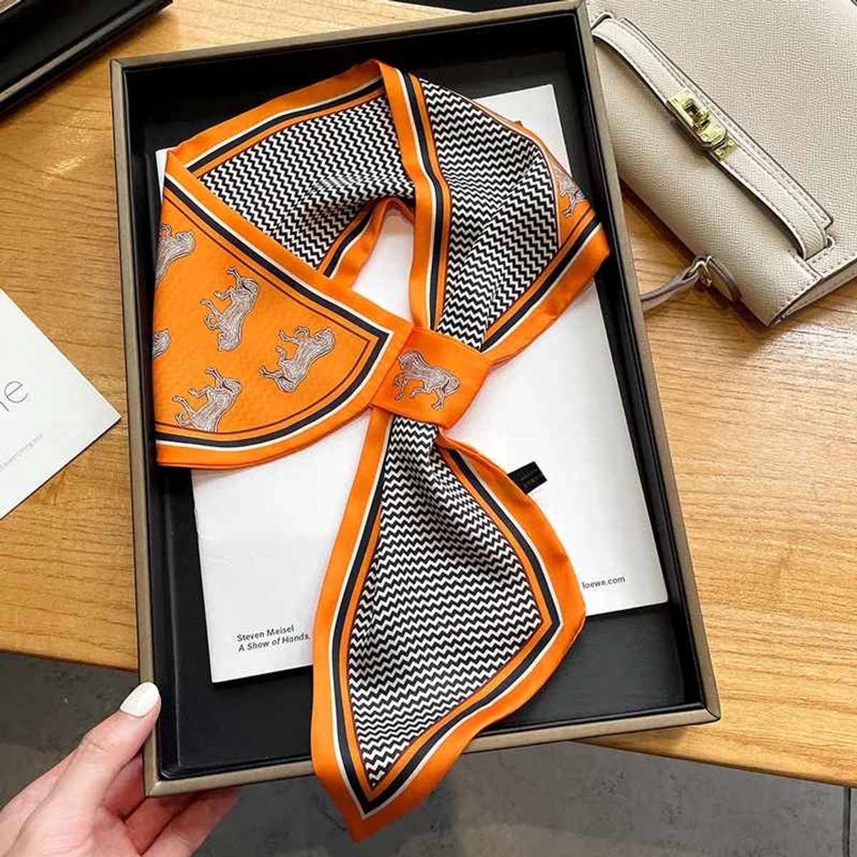 Oranje Halsdoekje met Lus – Dames Sjaaltje / Tas Sjaal – Perfect voor Koningsdag & WK