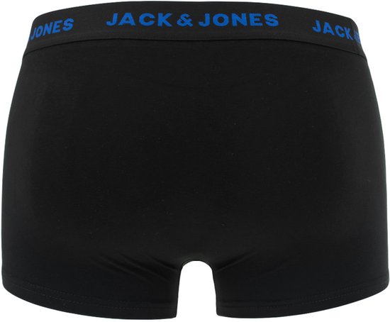 Zwarte boxer shorts van JACK & JONES met blauwe tekst op de tailleband.