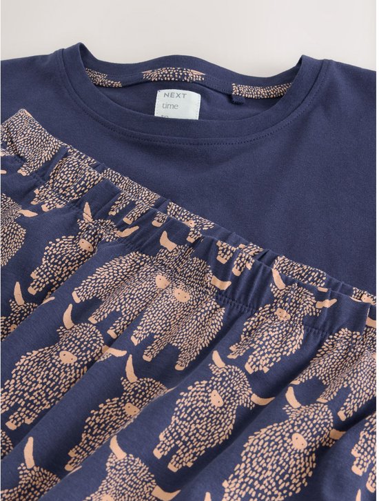 Detail van kraag en tailleband van een marineblauwe pyjamaset met Schotse hooglanderprint.