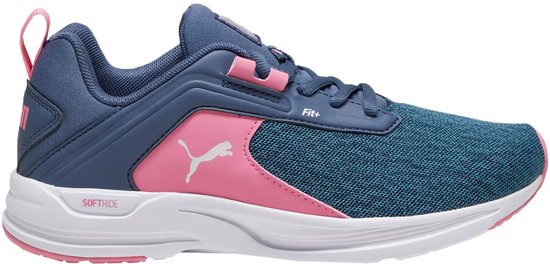 Vue latérale d'une sneaker Puma bleue avec des accents roses et des lacets. Semelle blanche.
