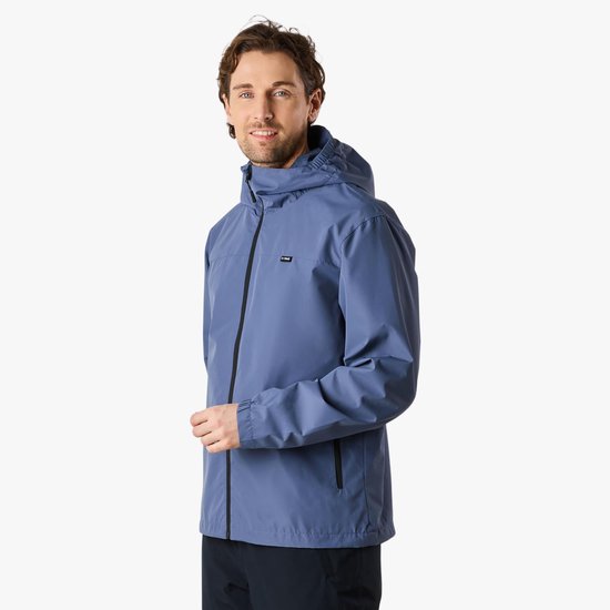 Man met een blauw X-Trail windjack, capuchon op, zwarte broek. Zwart X-TRAIL logo op de borst.