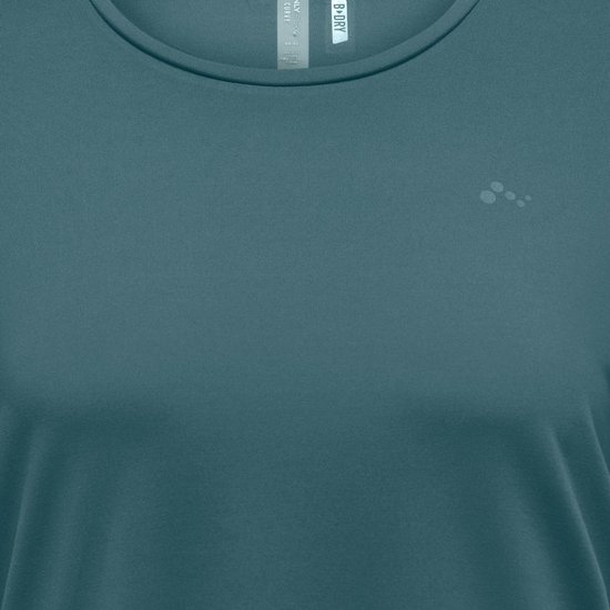 Detail van een petrolkleurig sportshirt met een subtiele merklogo-print op de borst.