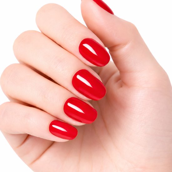 Vrouw met korte, rode, glanzende nagels op linkerhand.