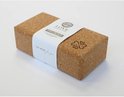 Kurken yogablok met een wikkel met "LOVE GENERATION" en "YOGA BLOCK" erop. "I AM MADE for you" staat erop.