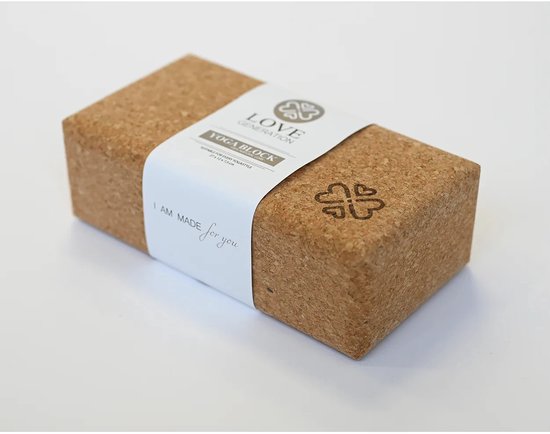 Kurken yogablok met een wikkel met "LOVE GENERATION" en "YOGA BLOCK" erop. "I AM MADE for you" staat erop.