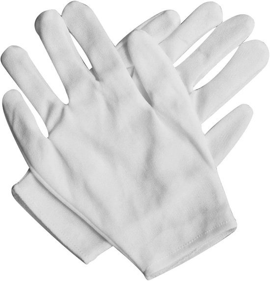 Een paar witte katoenen handschoenen op elkaar gelegd.