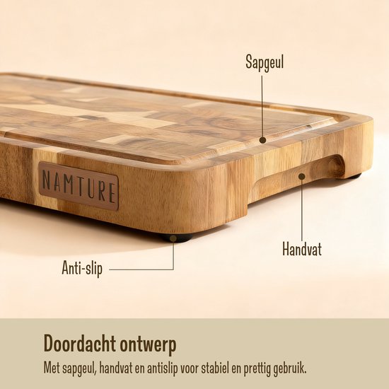 Détail d'une planche à découper Namture en bois, avec des étiquettes indiquant la gouttière à jus, la poignée et les pieds antidérapants.