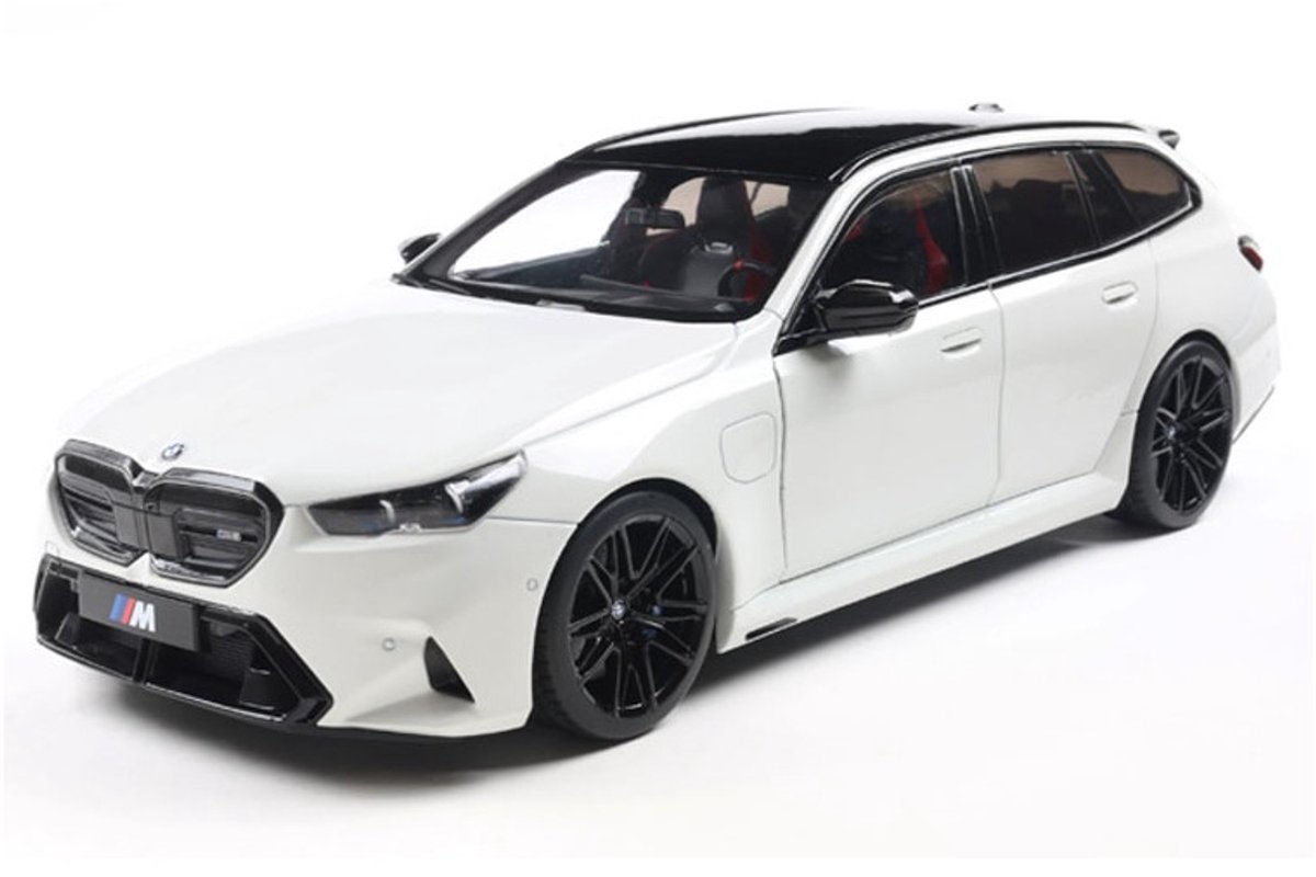Solido Bmw m5 touring (g99) '24, wit (alpine white solid) schaal 1:18