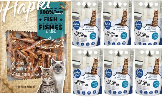 Verpakking met gedroogde visjes voor katten, met opdruk '100% Tasty Fish Dried'. Twee katten kijken naar de verpakking. Naast de verpakking staan zes zakken kattenbakvulling.