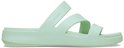 Mintgroene Crocs teenslipper met drie dunne bandjes, zij-aanzicht.