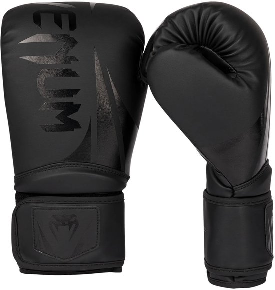 Zwarte Venum bokshandschoenen met mat zwarte logo's en sluiting.