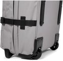 Detail van de wielen en banden van een grijze Eastpak koffer.