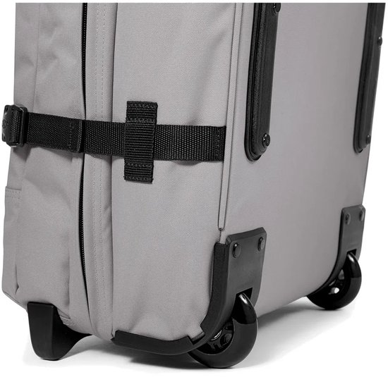 Detail van de wielen en banden van een grijze Eastpak koffer.