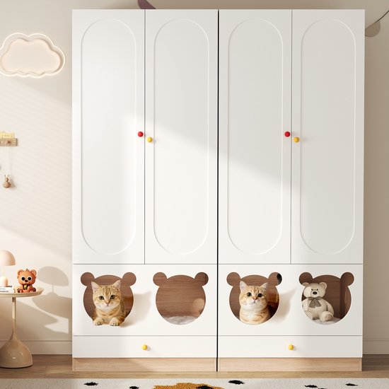 Witte kledingkast met vier deuren, een kat, een teddybeer en een nis, in een kinderkamer.
