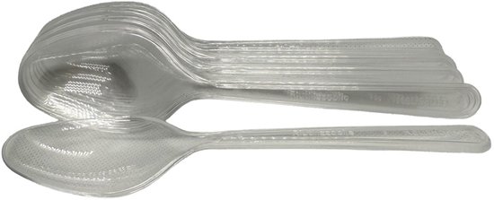 Une pile de cuillères en plastique transparent sur fond blanc.