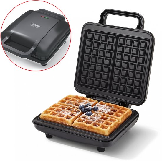 Zwart wafelijzer met open deksel, erop 2 wafels met poedersuiker en bessen. Inzet linksboven toont gesloten wafelijzer.