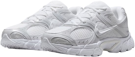 Een paar witte Nike sneakers, gezien vanaf de voorkant-zijkant.