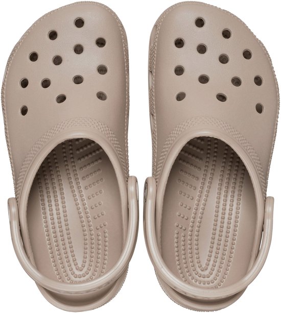Bovenaanzicht van twee taupekleurige Crocs, met de banden naar achteren geklapt.