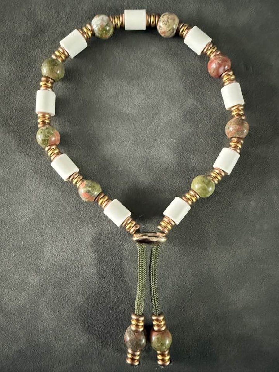 Anti-tekenband ketting natuurlijk - hond - natuursteen - groen met roze unakiet - lengte 32 cm - nekomvang vanaf 30 tot en met 34 cm - originele EM-X kralen lichtgrijs - maat M - groen roze - met unakiet natuurstenen