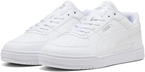 Witte Puma sneakers met veters en een laag profiel.