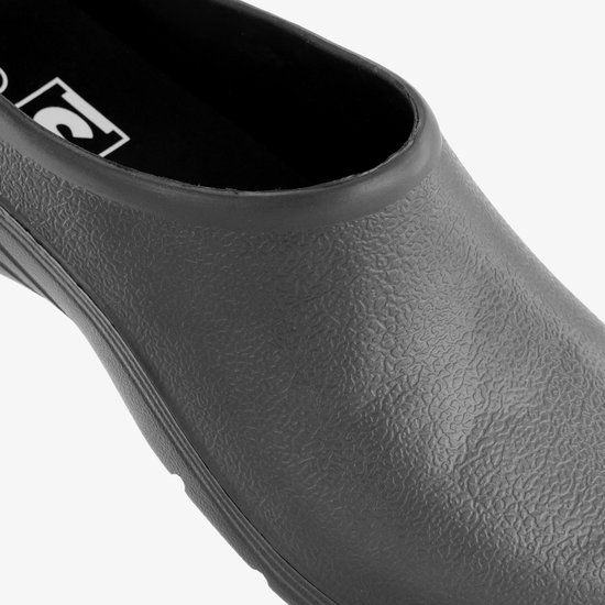 Zwarte instapper met gedetailleerd profiel, close-up.
