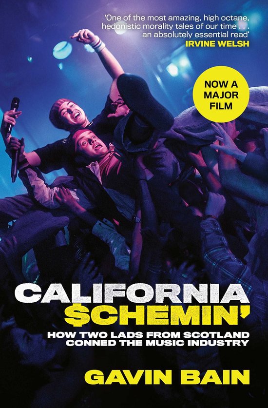 Boekomslag California Schemin' met twee mannen die door een menigte worden gedragen. Gele accenten, tekst: NU EEN GROTE FILM.