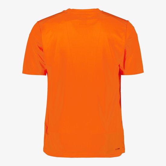 Achterkant van oranje Adidas sport T-shirt met korte mouwen en subtiel logo.