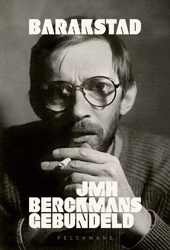 Portret van een man met bril die een sigaret vasthoudt, met de tekst BARAKSTAD, JMH BERCKMANS GEBUNDELD.