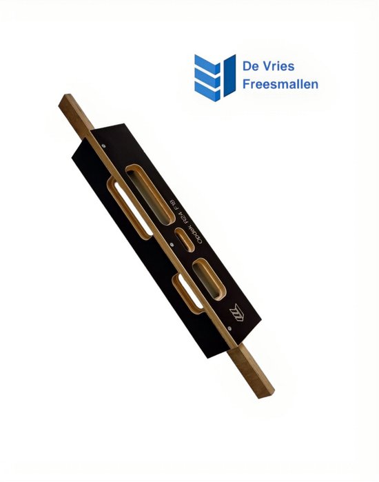 Zwarte freessjabloon met houten inzetstukken en openingen. Tekst: Opdek R24 F18. Logo De Vries Freesmallen.