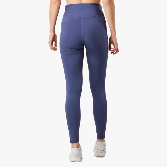Achterkant van een vrouw in een paarse legging en witte sportschoenen.