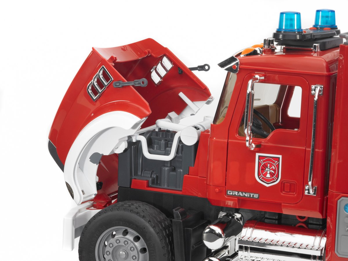 Bruder Mack Granite brandweerauto ladder en waterpomp — afbeelding 5