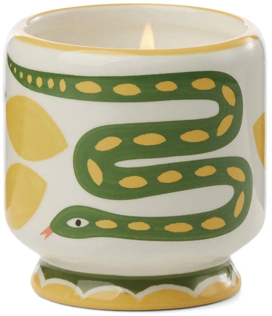 Keramische geurkaars met groene slang-print, brandend lont.