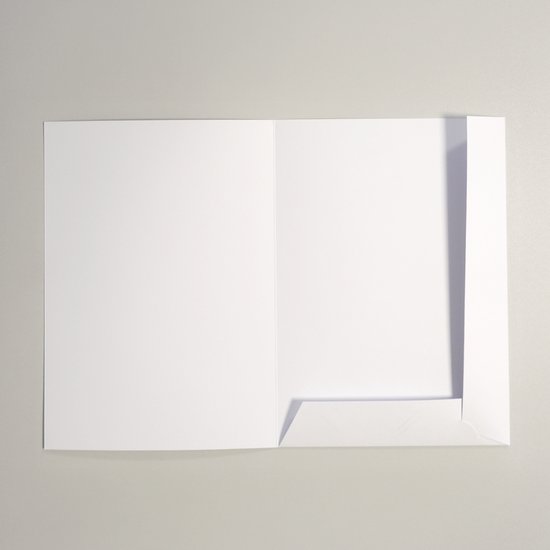 Witte, opengevouwen map met een binnenvak aan de rechterkant. Een flap aan de onderkant van het binnenvak heeft inkepingen.