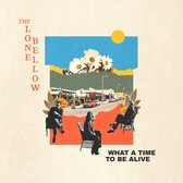 Albumhoes 'What a Time to Be Alive' van The LONEBELLOW. Collage met drie zittende figuren, een dorp en een zon.