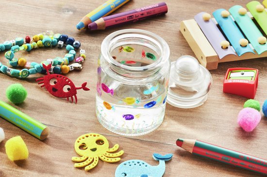Stabilo woody 3-in-1 duo potloden en knutselspullen rond een pot met water en vissen.