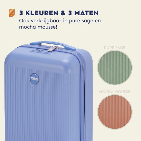 Lichtblauwe koffer met ribbelpatroon, naast voorbeelden in sagegroen en bruin.