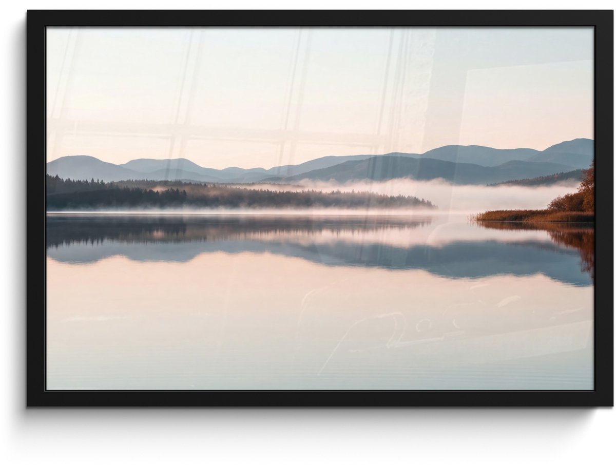 FrameYourWall Poster in lijst - Fotolijst 60x40 cm - Posters - Water - Bomen - Mistlaag - Posterlijst zwart - Decoratie - Wanddecoratie woonkamer - Muurdecoratie slaapkamer