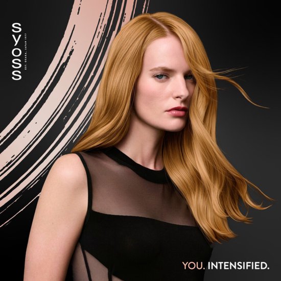 Une femme aux longs cheveux blonds brillants, regardant sur le côté. Elle porte un haut noir.