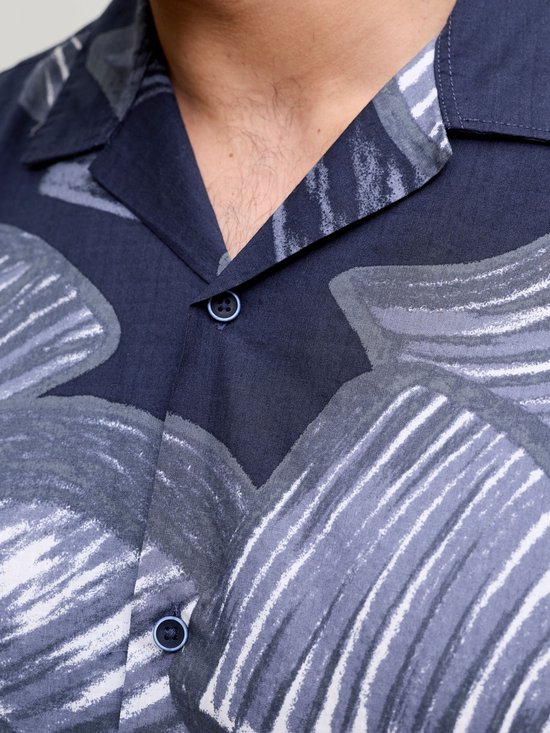 Details van de kraag en knopen van een blauw overhemd met abstracte grijze bladprint.