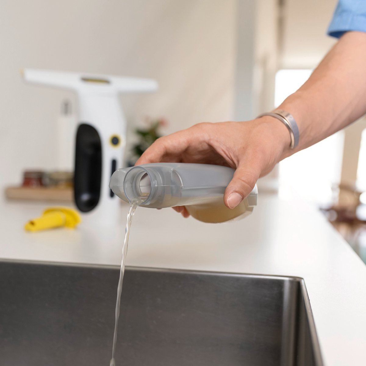 Kärcher Window Vac WV 2 Universal Care draadloze ruitenreiniger - Raamwisser met looptijd accu 25 minuten voor 70 m² - Ramenwasser voor douche en andere gladde oppervlakken - Incl. sproeiflacon en microvezeldoek thumbnail 5